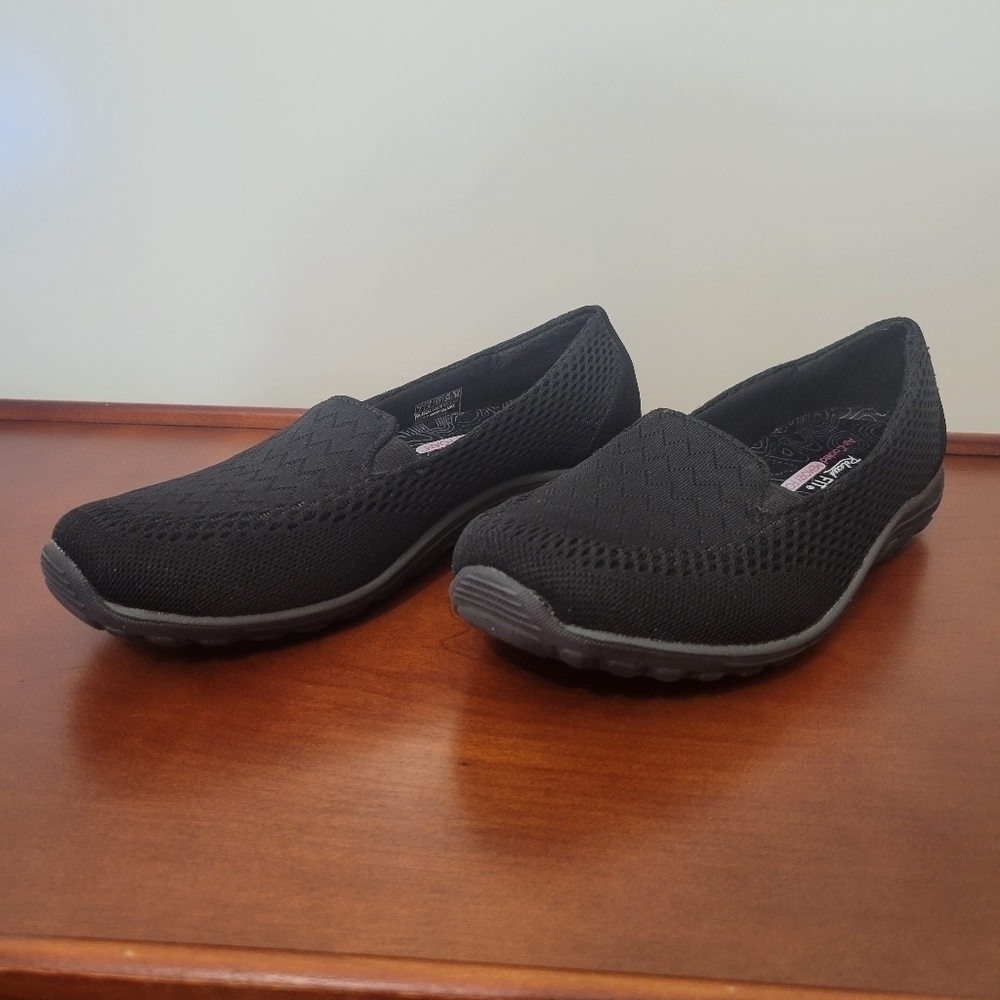 Skechers Women's Knit Relaxed Fit Memory Foam Slip-On Loafer in Black Size 7